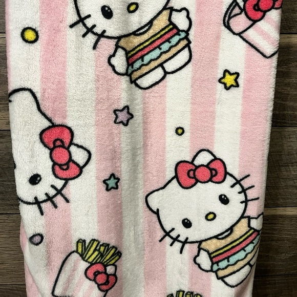 *NEW* Hello Kitty Hamburger Blanket. - Picture 1 of 4